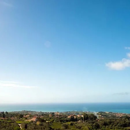 Ionian Mare בית נופש *